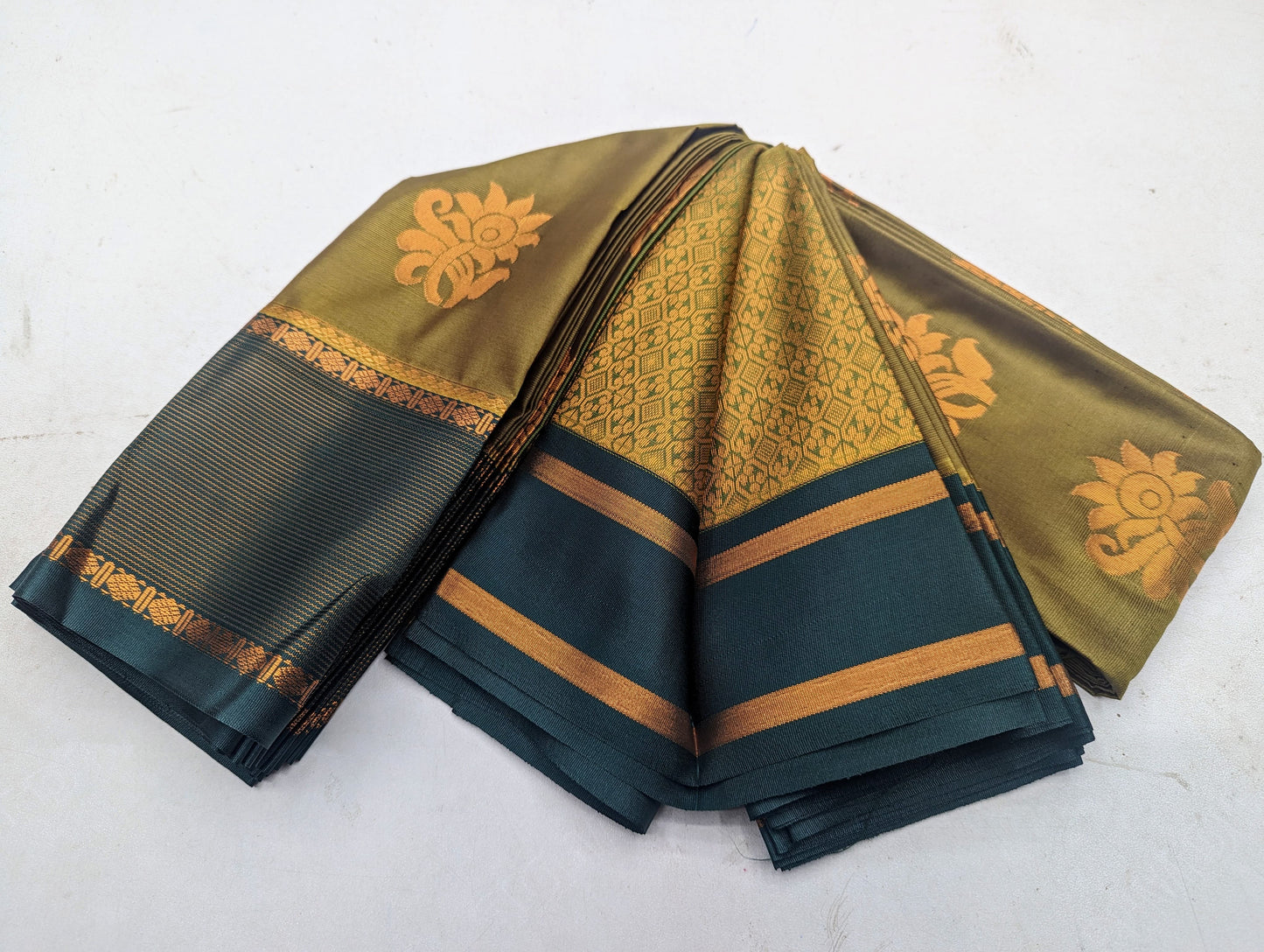 kuttu Border SOFT SILK Sarees