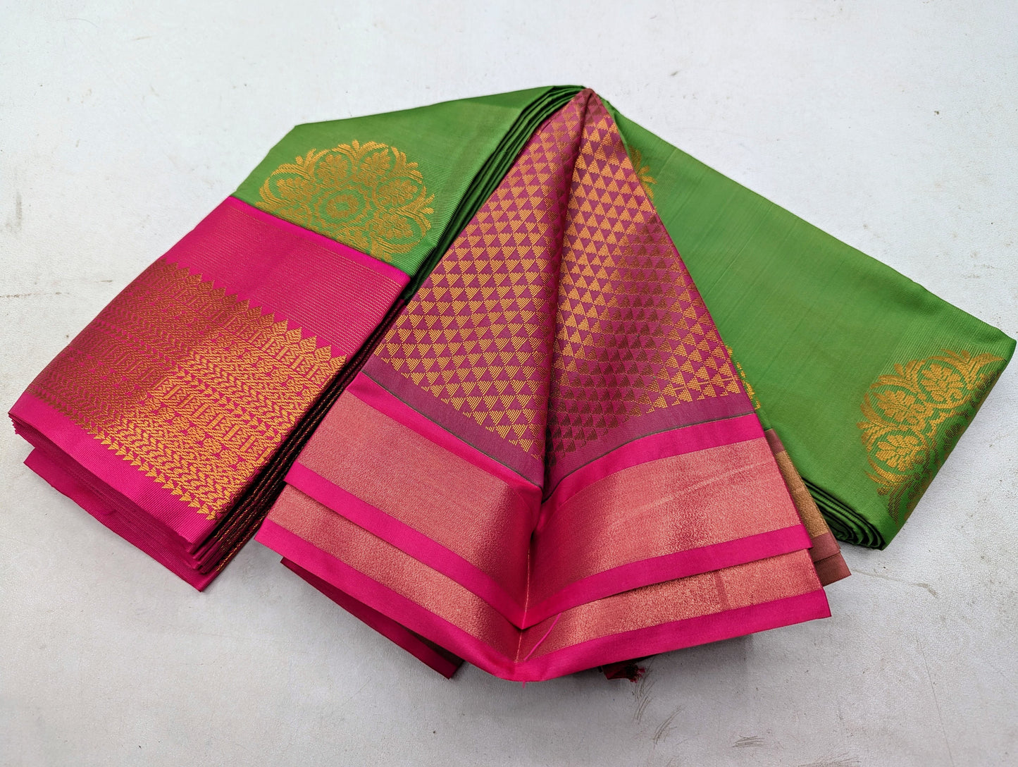 _kuttu Border SOFT SILK Sarees