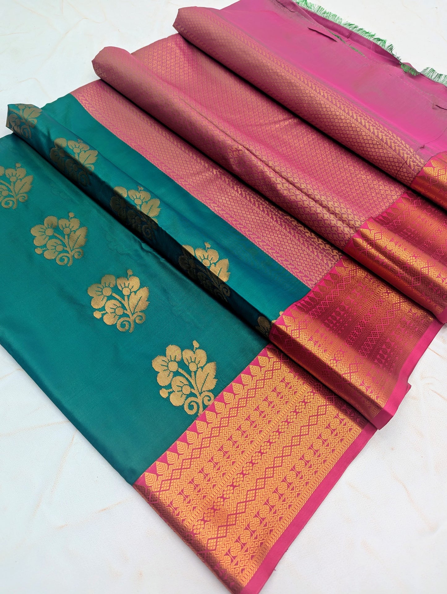 _Fancy KUTTU Border SOFT SILK Sarees _🌺