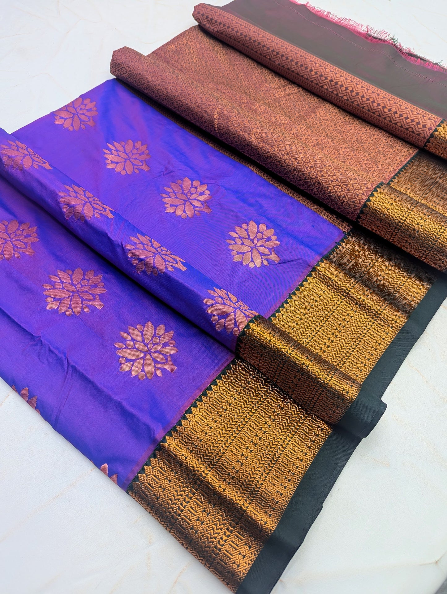 _Fancy KUTTU Border SOFT SILK Sarees _🌺