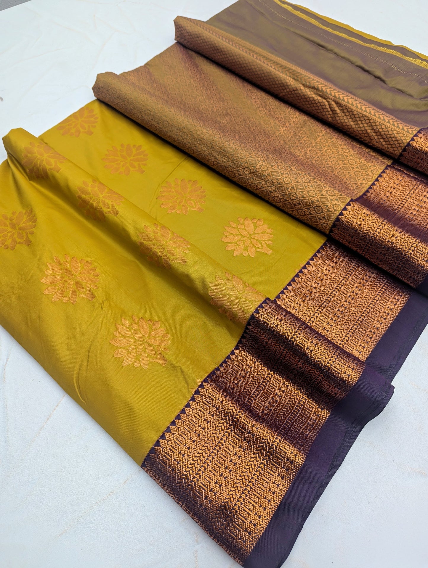 _Fancy KUTTU Border SOFT SILK Sarees _🌺