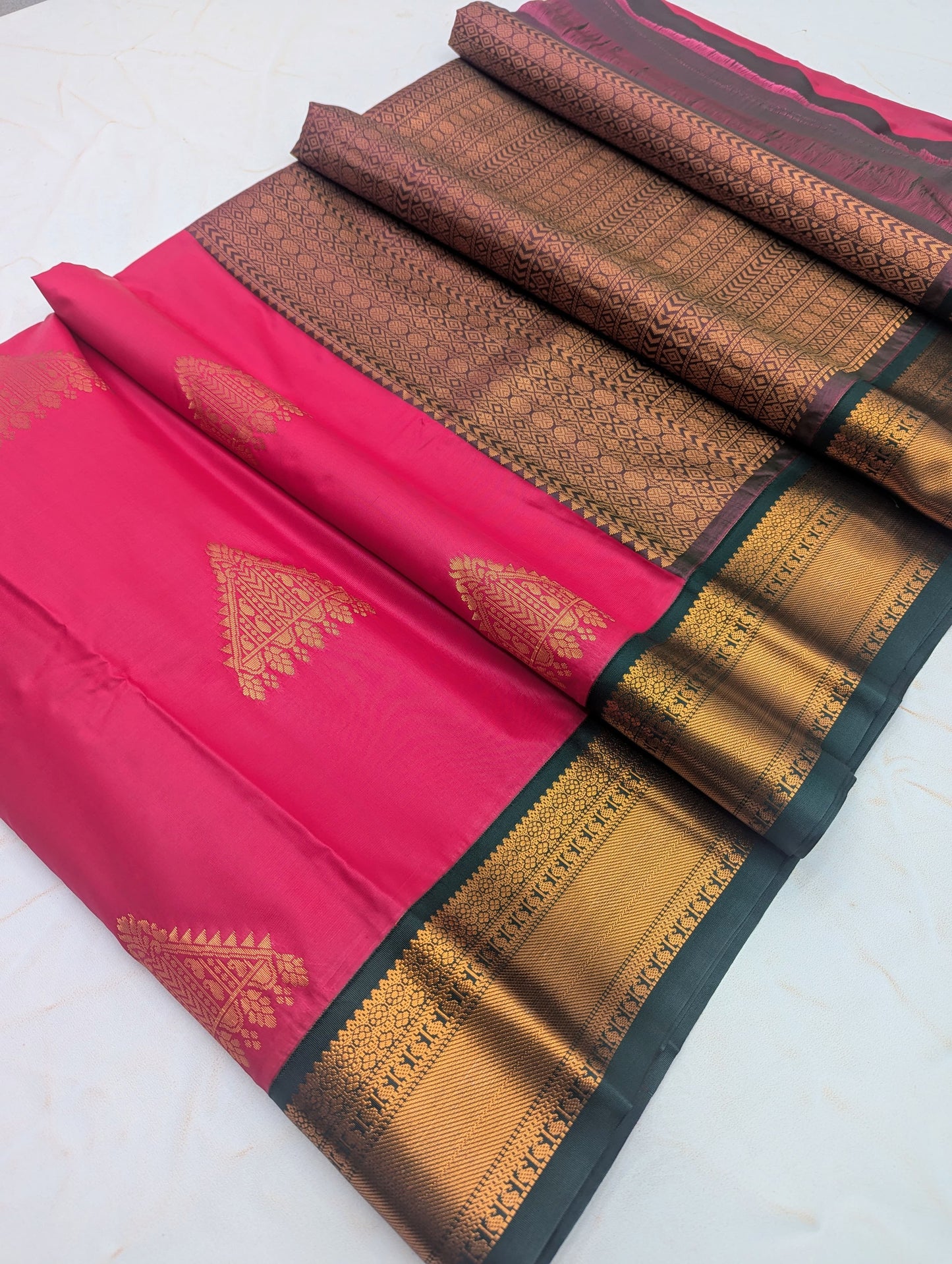 _Fancy KUTTU Border SOFT SILK Sarees _🌺