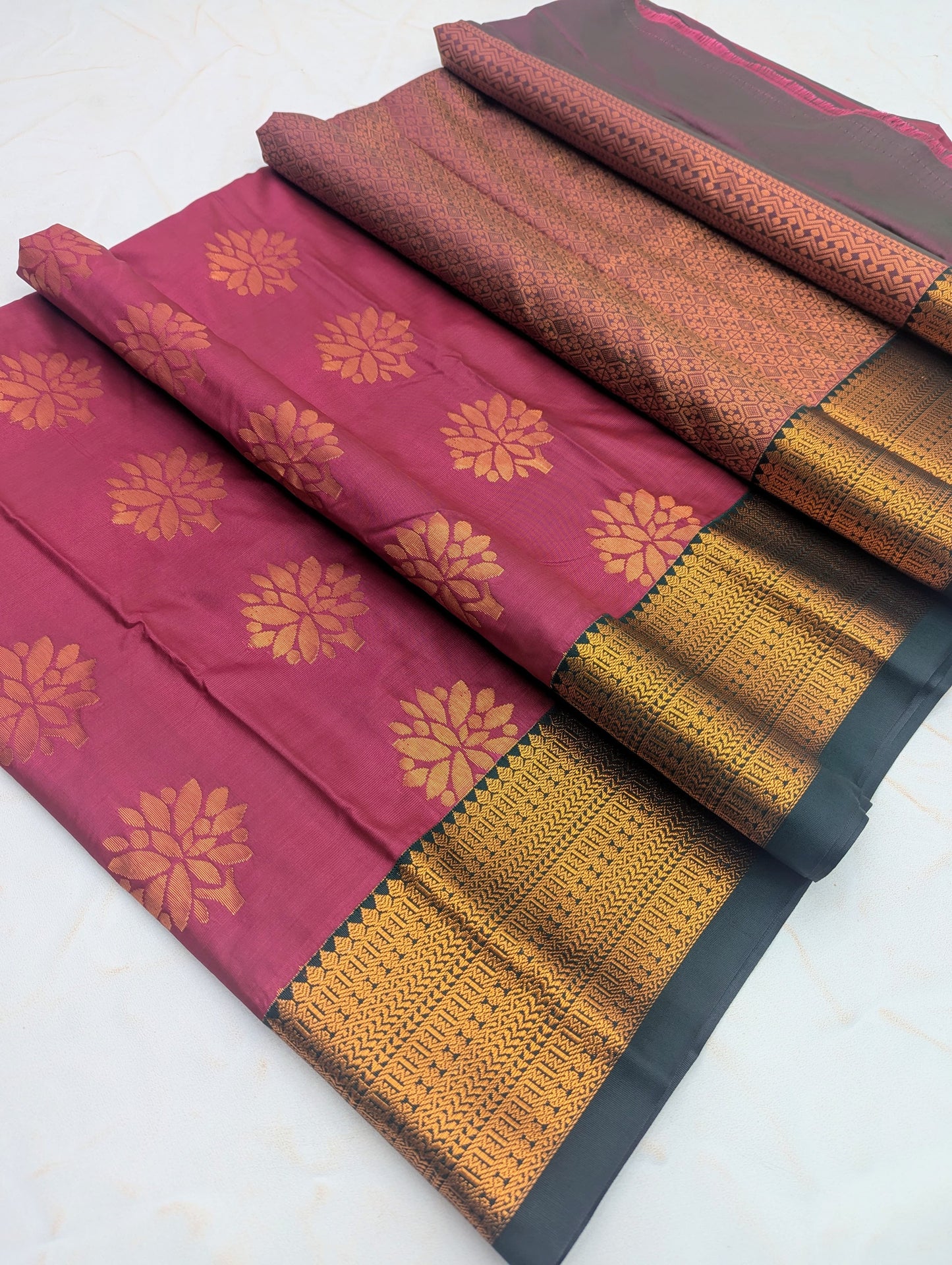 _Fancy KUTTU Border SOFT SILK Sarees _🌺