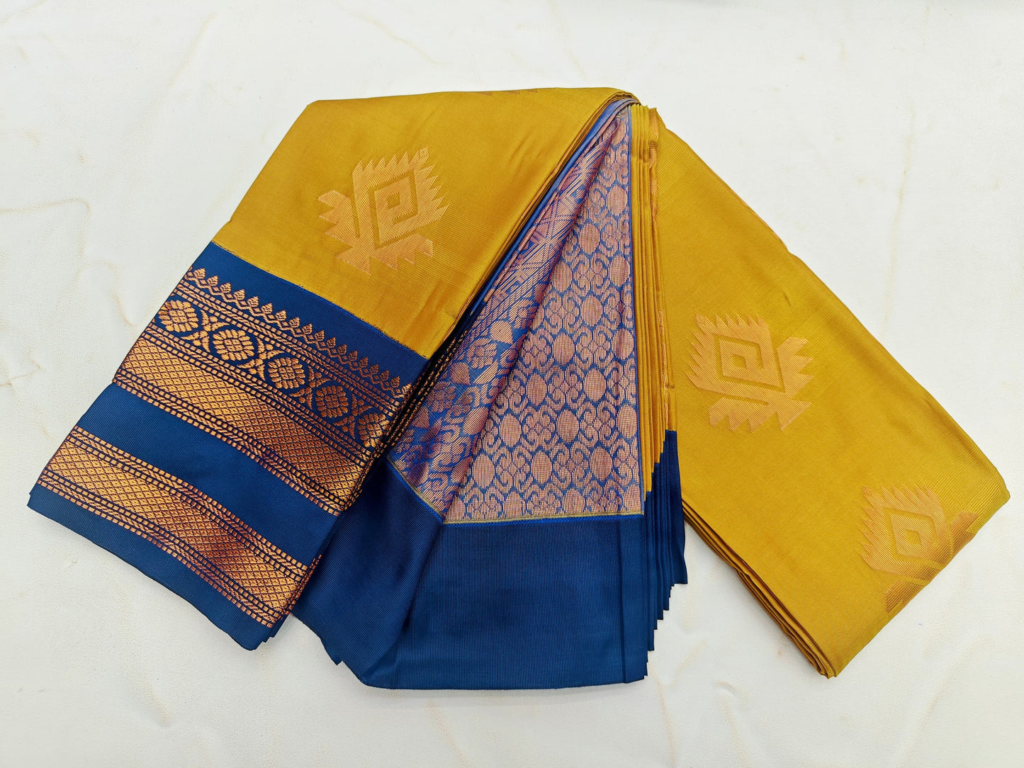 _Fancy KUTTU Border SOFT SILK Sarees _🌺