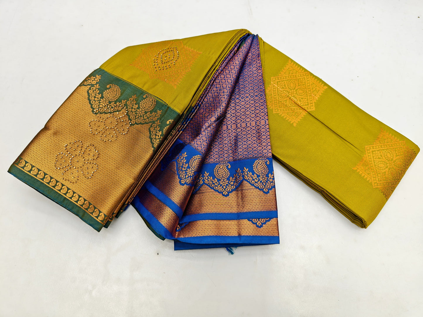 🌺 Fancy Border SOFT SILK Sarees With 2000 Stone Work🌺